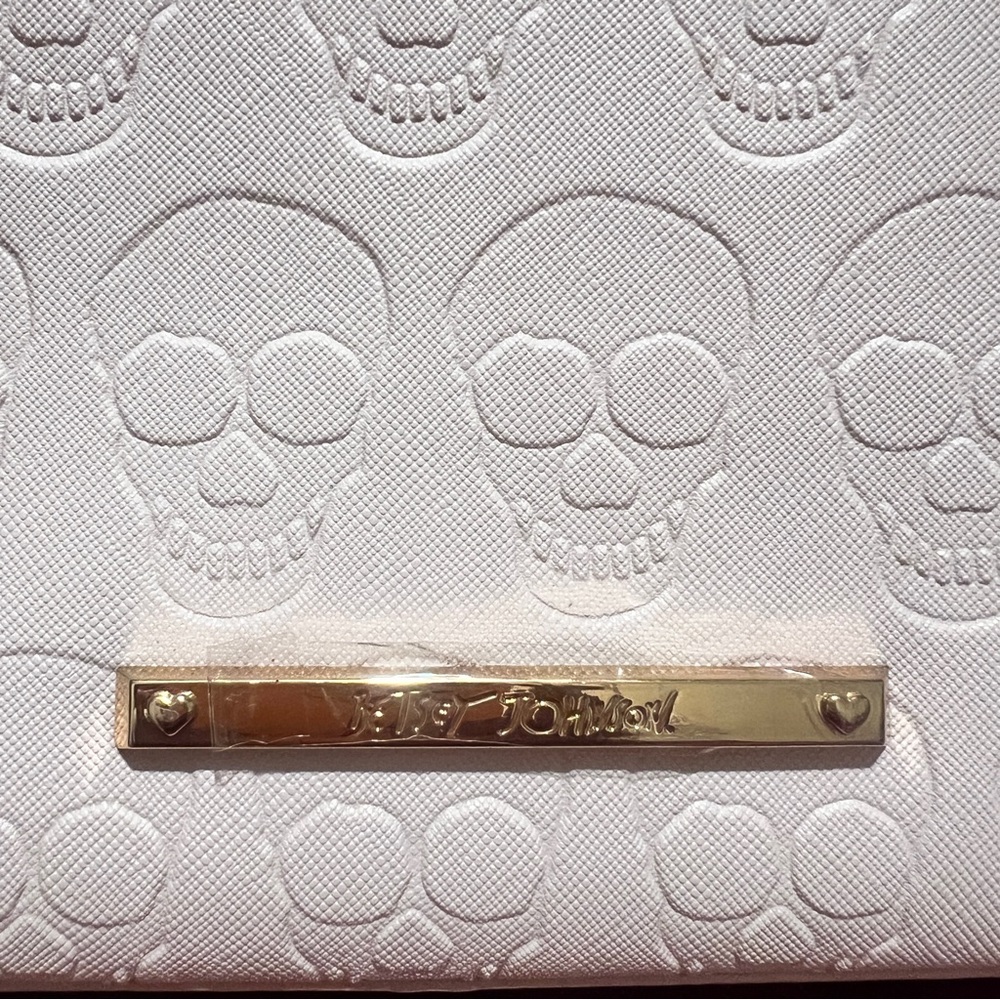 White Skull Embossed Handbag - Picture 12 of 13